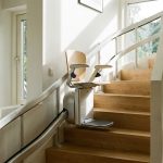 Monte-escalier moderne sur un escalier tournant, maison lumineuse