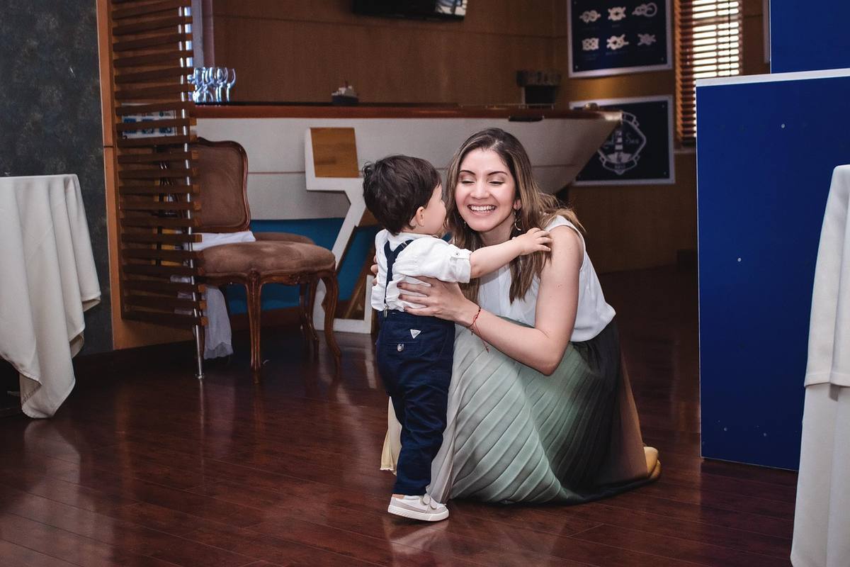 Femme et enfant dans un restaurant Femme et enfant dans un restaurant
