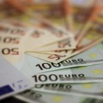 Des billets de banque euro de différentes valeurs posés en éventail