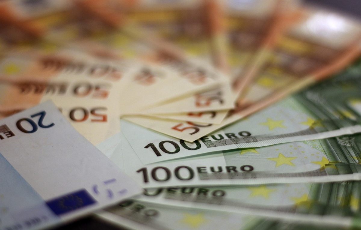 Des billets de banque euro de différentes valeurs posés en éventail