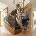 Monte-escalier moderne sur un escalier tournant, maison lumineuse