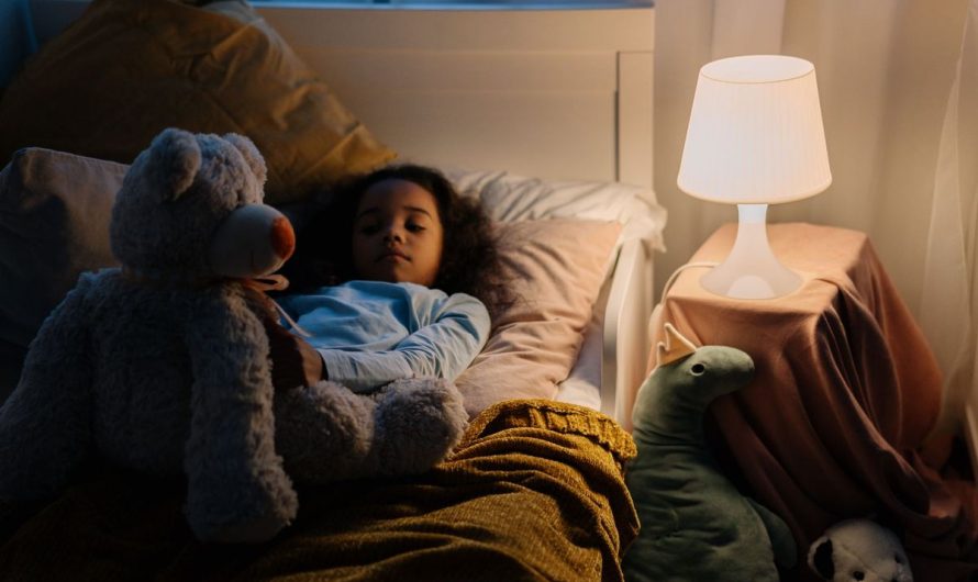 Peur du noir à 5 ans : aider sans lumière allumée